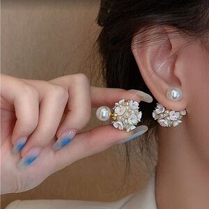 ✨Elegant Pearl and Floral Earrings